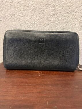 Hexagona Black Leather Zip Wallet